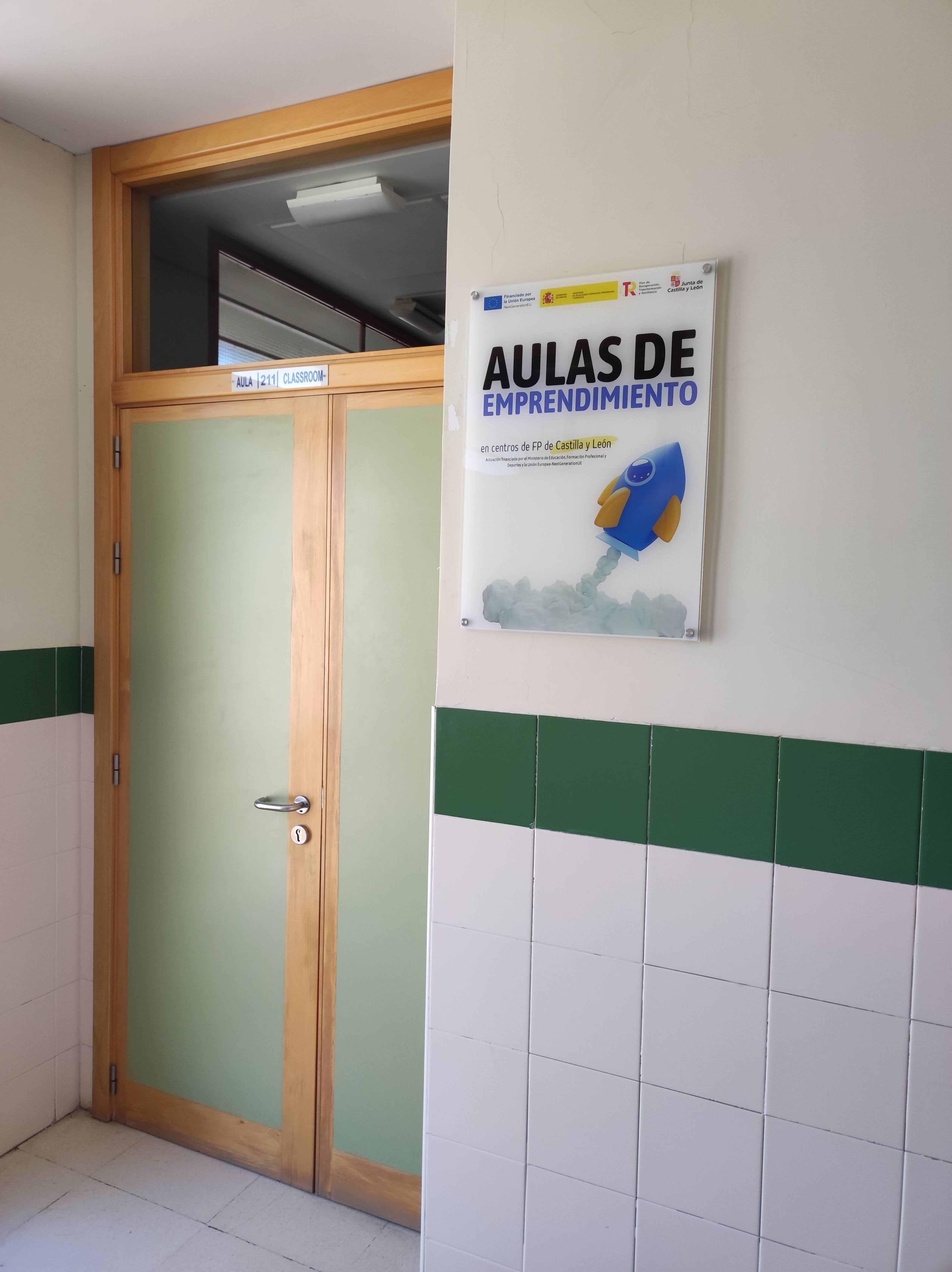 Puerta Aula de emprendiminiento